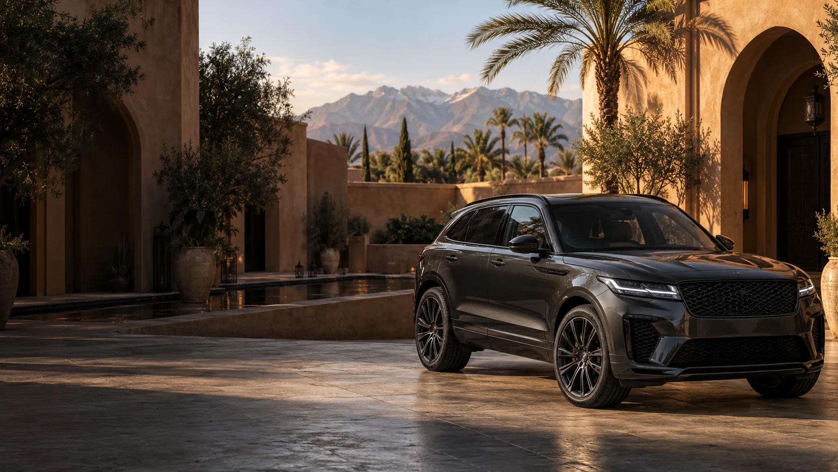 SUV élégant dans une cour aux murs ocre et aux palmiers, inspirée de Marrakech